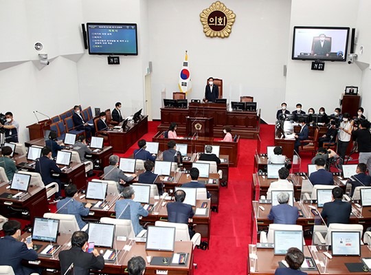 제주도의회가 지난 7일 열린 본회의에서 비자림로 확·포장사업 조기 개설 촉구 결의안을 채택했다. /제주도의회 제공