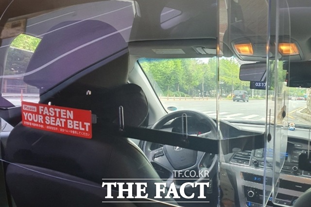 고양시가 코로나19 감염예방을 위해 택시에 차단막을 설치하는 사업을 벌이고 있다./고양시 제공