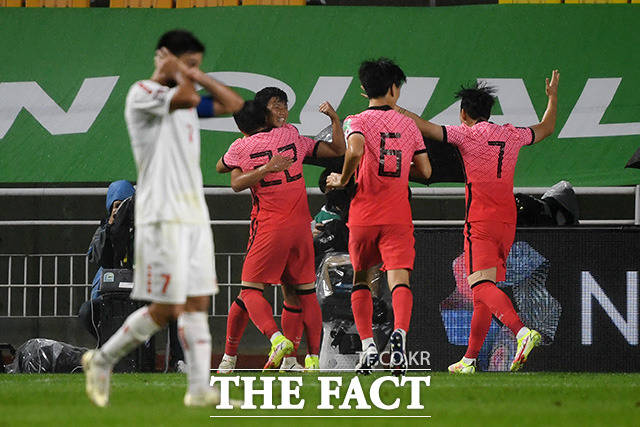 2022 카타르 월드컵 아시아 최종예선 2경기를 소화한 결과 이란과 한국, 호주와 사우디가 A,B조 선두 경쟁을 벌이는 것으로 드러났다.사진은 7일 레바논전에서 결승골을 터뜨린 권창훈과 동료선수들./수원=남용희 기자