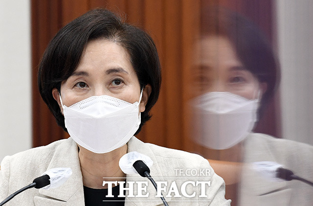 유은혜 사회부총리 겸 교육부 장관이 8일 오후 서울 종로구 정부서울청사에서 열린 사회관계장관회의에 참석해 모두발언을 하고 있다./임영무 기자