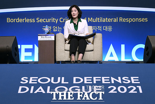 특별세션의 사회자로 참석한 김효은 대사.