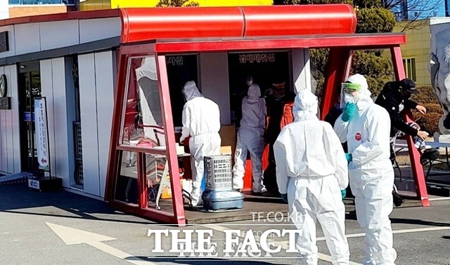 선별진료소에서 검체검사를 하고있다./의성=이민 기자