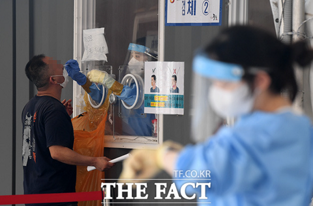 충북도의회 납품업체 직원 코로나19 확진과 관련한 전수조사 결과 도의원 등 128명 중 125명이 음성 판정을 받았다. 사진은 기사와 무관함. / 더팩트DB