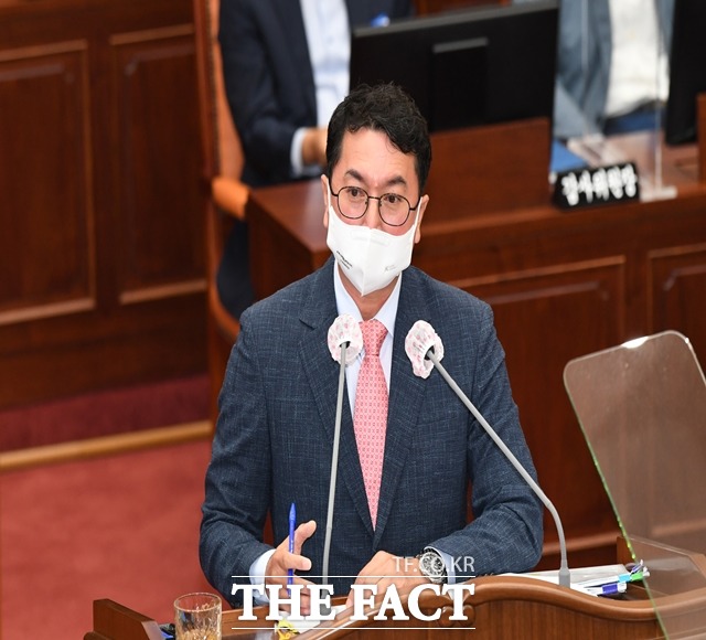 지난 7일 강철우 의원이 김경수 전 지사의 공석에도 자리를 지키고 있는 별정직·임기제 공무원에 대한 정리를 촉구했다./경남도의회 제공