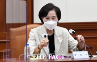  미소 지으며 인사하는 유은혜 부총리 [포토]