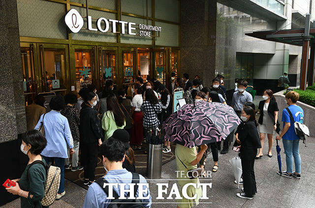 롯데쇼핑이 아이엠엠프라이빗에쿼티(IMM PE)가 설립 예정인 경영참여형 사모집합투자기구(PEF)에 2995억 원을 출자한다. /이동률 기자