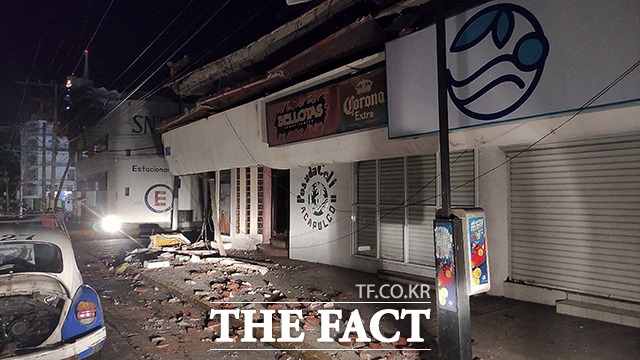 8일(현지시간) 멕시코 아카풀코에 위치한 한 건물이 지진의 영향을 받아 무너져 있다. /아카풀코=신화.뉴시스