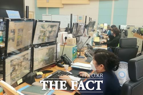 안산시 통합관제센터에서 공사 직원이 CCTV를 확인하고 있다 / 안산도시공사 제공