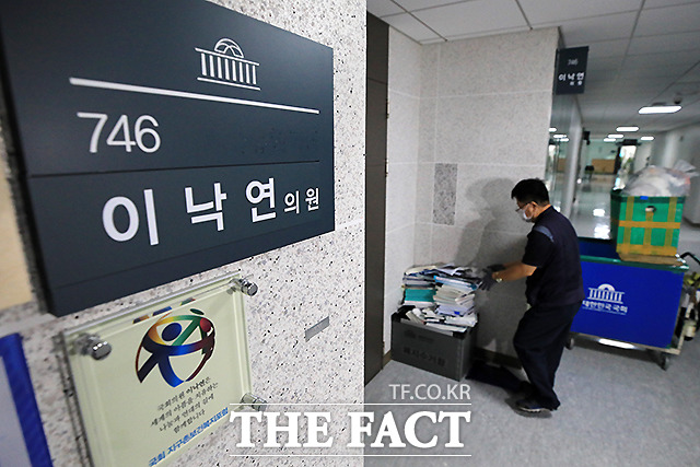 9일 서울 여의도 국회의원회관에서 국회 직원이 이낙연 의원실에서 내놓은 책자와 서류더미 등을 수거하고 있다. /이선화 기자