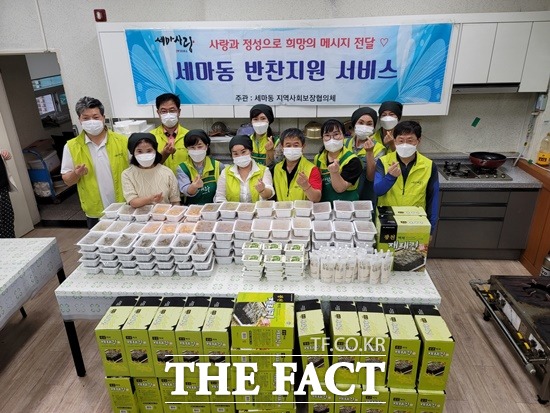 오산시 세마동은 세마동지역사회보장협의체가 지난 7일 독거노인, 기초수급자 등 어려운 이웃 27가구에 사랑과 정성이 담긴 반찬을 전달했다고 전했다./오산시 제공