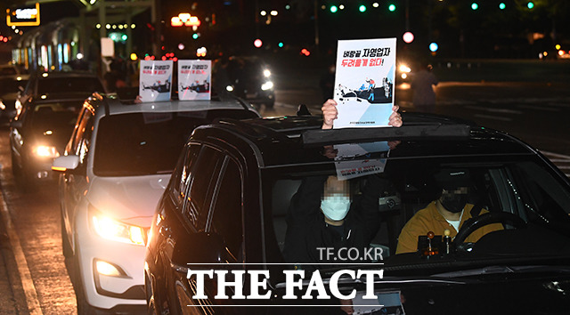 전국자영업자비상대책위원회의 소속 회원들이 9일 오전 서울 영등포구 여의도 환승센터 인근에서 차량 시위를 진행하고 있다. /이동률 기자
