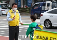  '천천히 건너주세요' 윤석열, 교통 안내원으로 대변신 [TF사진관]
