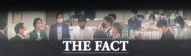 고위공직자범죄수사처(공수처)가 10일 오전 국민의힘 대권 주자인 윤석열 전 검찰총장의 고발사주 의혹과 관련, 김웅 국민의힘 의원실 압수수색에 들어간 가운데 김기현 국민의힘 원내대표 및 국민의힘 관계자들이 압수수색영장 확인과 보좌관의 PC압수에 대해 항의하고 있다. /국회=이선화 기자