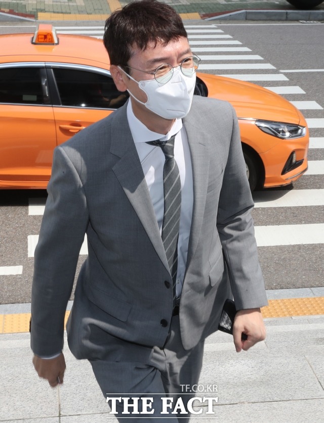 고위공직자범죄수사처가 10일 오전 검찰의 고발사주 의혹과 관련, 전달자로 거론되는 김웅 국민의힘 의원의 자택, 차량, 의원실에 대한 동시다발적 압수수색에 나선 가운데 김 의원이 택시를 이용해 국회 의원회관에 도착한 모습. /국회=이선화 기자