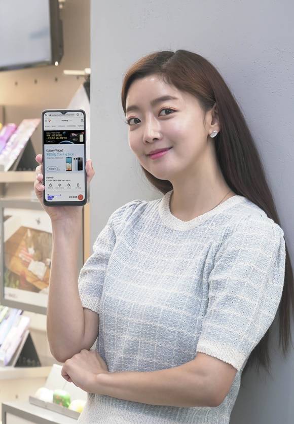 SK텔레콤 모델이 40만 원대에 6.6인치 대화면을 탑재한 가성비 5G 스마트폰 갤럭시 와이드5를 소개하고 있다. /SK텔레콤 제공