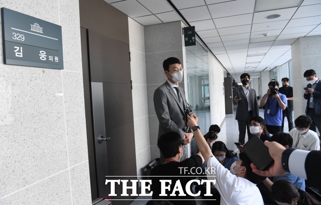 고위공직자범죄수사처가 10일 윤석열 전 검찰총장의 고발 사주 의혹과 관련, 김웅 국민의힘 의원의 국회 의원회관 사무실 압수수색에 나선 가운데 김 의원이 사무실 앞에 잠시 나와 입장을 밝히고 있다. /국회=이선화 기자