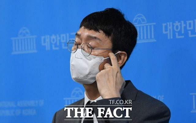 고위공직자범죄수사처(공수처)가 고발사주 의혹과 관련해 김웅 국민의힘 의원실을 압수수색하고 있다. /이선화 기자