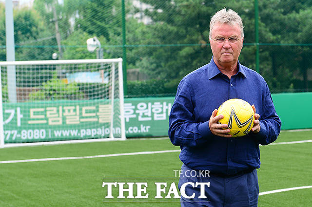 한국 대표팀 감독을 그만둔 이후에도 한국 축구 발전을 위해 다양한 활동을 한 히딩크 감독.