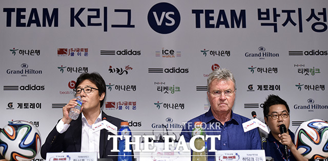 2014 K리그 올스타전에서 팀 박지성의 감독을 맡은 히딩크 감독(오른쪽).