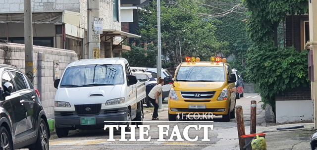 10일 오전 인천 미추홀구의 한 가정에서 자녀를 어린이집으로 보내고 있다. 사진/지우현 기자