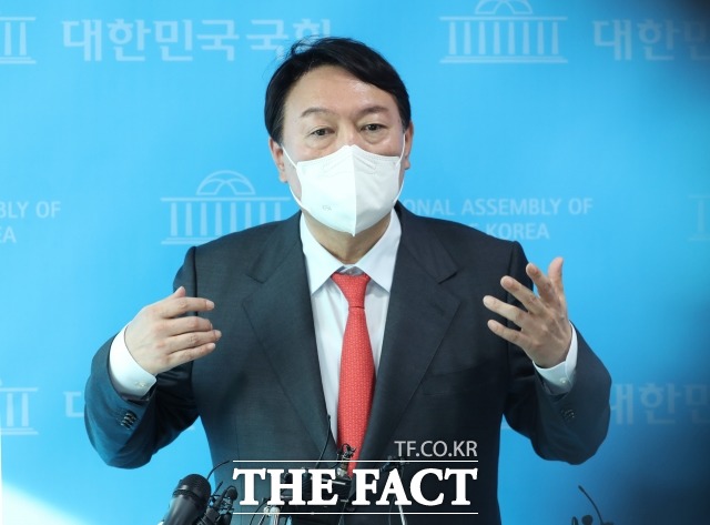 국민의힘 대선 경선 예비후보인 윤석열 전 검찰총장은 10일 검찰의 범여권 정치인들에 대한 고발사주 의혹에 대해 정치 공작이라고 밝혔다. 윤 전 총장이 지난 8일 국회 소통관에서 관련 의혹에 대한 해명 기자회견을 하는 모습. /이선화 기자