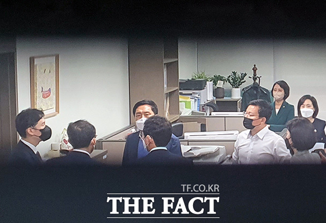 고위공직자범죄수사처(공수처)가 10일 오전 국민의힘 대권 주자인 윤석열 전 검찰총장의 고발사주 의혹과 관련, 김웅 국민의힘 의원실 압수수색에 들어간 가운데 김기현 국민의힘 원내대표가 압수수색영장 확인과 보좌관의 PC압수에 대해 항의하고 있다. /국회=이선화 기자