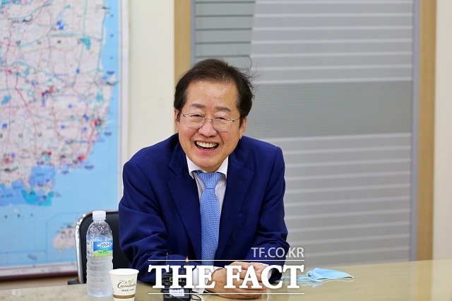 국민의힘 대선 예비후보 홍준표 의원이 11일 오전 경북 포항시 죽도시장 상인들과 간담회를 하고 있다. /홍준표 캠프 제공