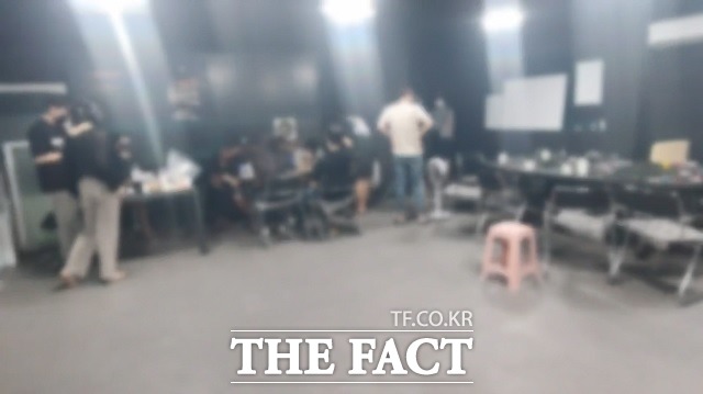 사회적 거리두기 4단계 상황에서도 홀덤게임장에 모여 홀덤게임을 즐긴 20대들이 무더기로 적발됐다. / 대전서부경찰서 제공.