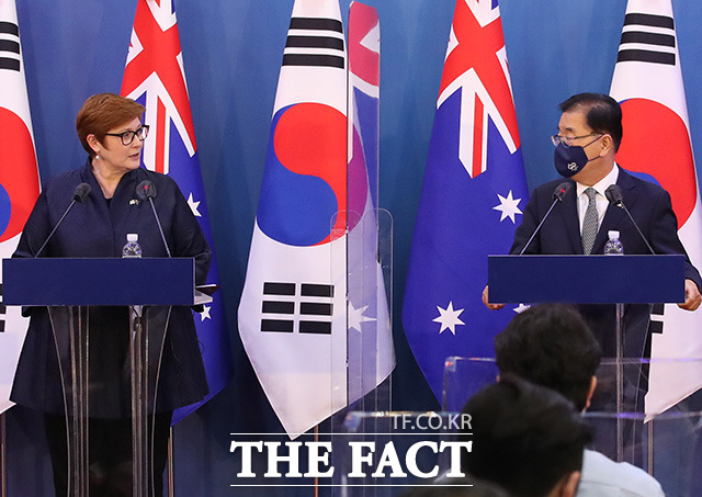 정의용 외교부 장관(오른쪽)과 마리스 페인 호주 외교장관이 한-호주 외교·국방 장관 공동기자회견에서 서로를 바라보고 있다.