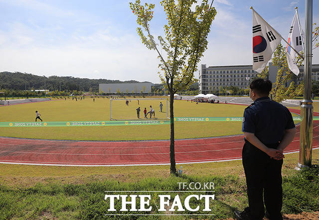 국내 정착에 필요한 교율을 받게 된다.