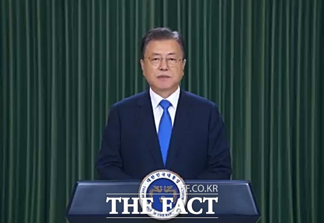 문재인 대통령이 13일 오후 서울의 한 호텔에서 열린 2021년 글로벌 바이오 콘퍼런스에서 영상 축사를 하고 있다. /청와대 제공