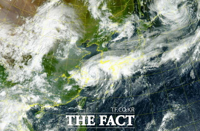제14호 태풍 찬투(CHANTHU)의 간접 영향으로 전남 남해안에서 비가 내리기 시작했다. 전남 해안가 지역 피해가 예상됨에 따라 선박 출항도 통제되고 있다./국가기상위성센터 갈무리