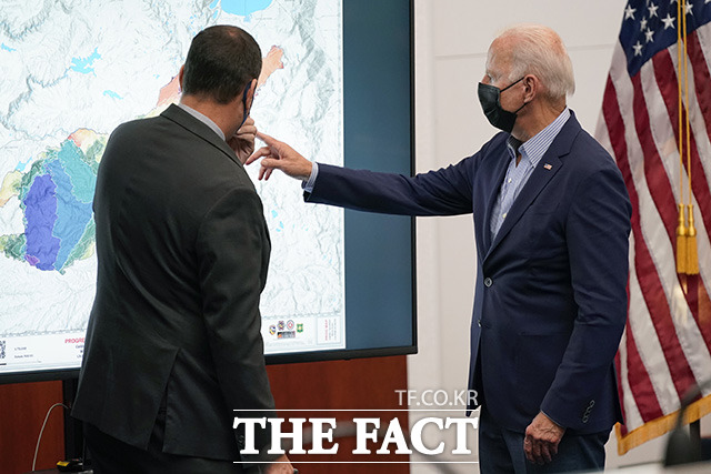 캘리포니아주 매더에 위치한 긴급구조대에 방문해 산불피해 점검하는 조 바이든 미국 대통령(오른쪽).