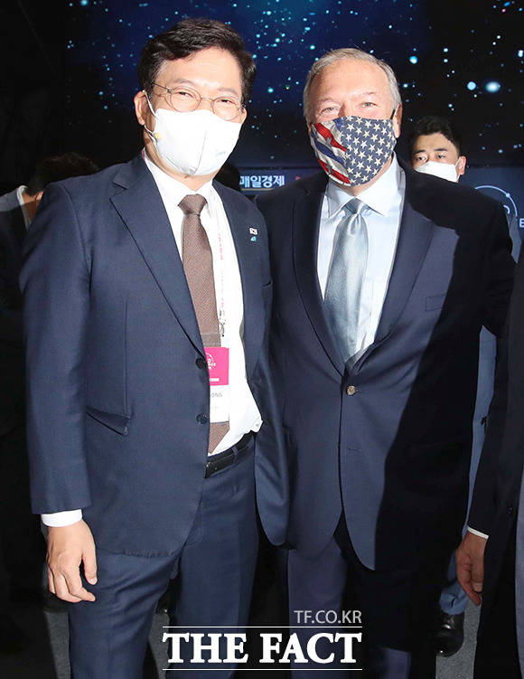 송영길 대표와 마이크 폼페이오 전 미국 국무장관(오른쪽)