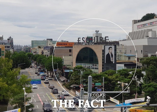 충북도가 주변 시세의 2배의 임차료를 지급하고 2개 부서를 입주시켰다는 의혹이 제기된 최충진 청주시의회의장 소유 건물(흰 동그라미). / 소셜미디어태희 제공