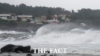  태풍 '찬투' 제주 서귀포 해상 지나며 강풍 동반한 '물폭탄'
