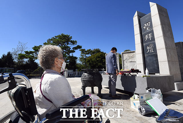 추석 명절을 사흘 앞둔 18일 오전 경기도 파주 임진각을 찾은 실향민 가족이 망배단에서 제를 지내고 있다./파주=임영무 기자