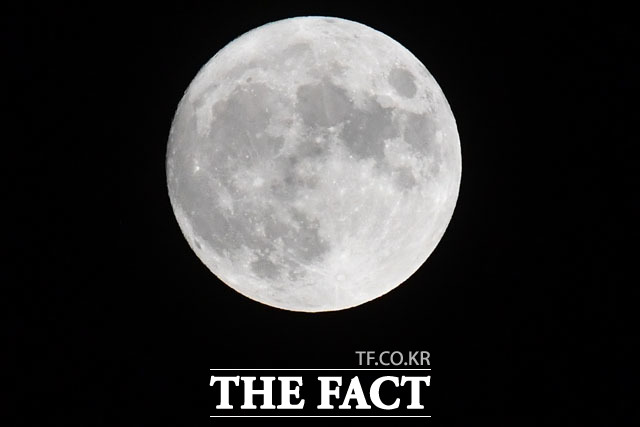 [더팩트 | 남윤호 기자] 민족 대명절 추석을 맞은 1일 오후 서울 용산구 전쟁기념관 상공에 보름달이 밝게 떠 있다.
