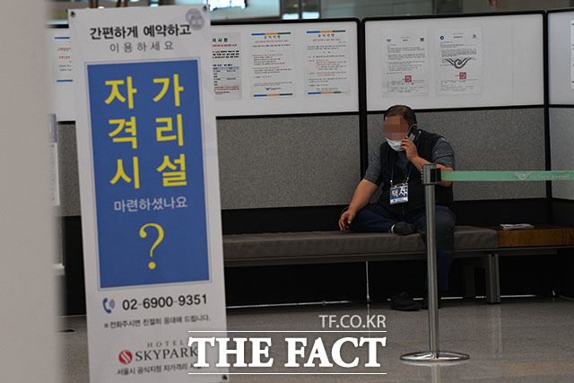 입국장 대기실에서 손님을 기다리는 택시 기사의 모습.