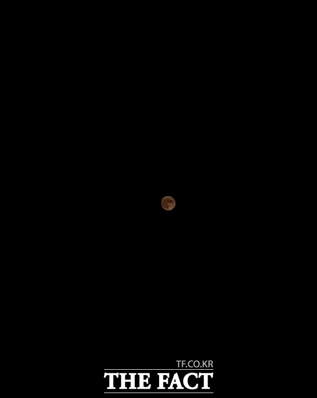 전남 나주혁신도시 빛가람 전망대에서 휘영청 밝게 뜬 보름달을 담아봤다. / 사진=이병석 기자