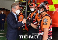  이재명, '연휴에도 근무하는 소방관' 격려 [TF사진관]