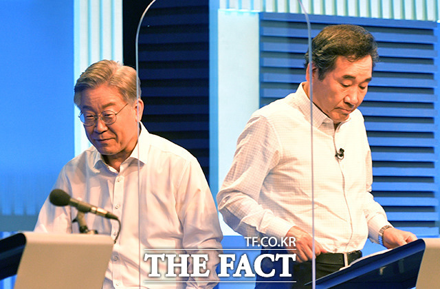 지난 9월 4일 서울 마포구 YTN미디어센터에서 열린 YTN 주최 TV토론에 참석한 이재명, 이낙연 후보./더팩트 DB