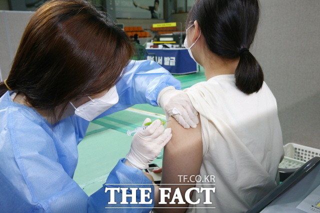 대전시는 시민 70%가 코로나 백신 1차 접종을 마쳤다고 23일 밝혔다./ 더팩트DB