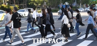  '다시 일상' 출근길 재촉하는 시민들 [포토]