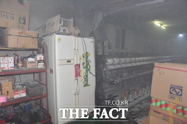 최근 3년간 발생한 화재 다섯 건 중 한 건이 전기적 요인에 의한 것으로 나타났다. 사진은 콘센트 전기 과부하가 원인으로 추정되는 화재 발생 모습. / 더팩트 DB