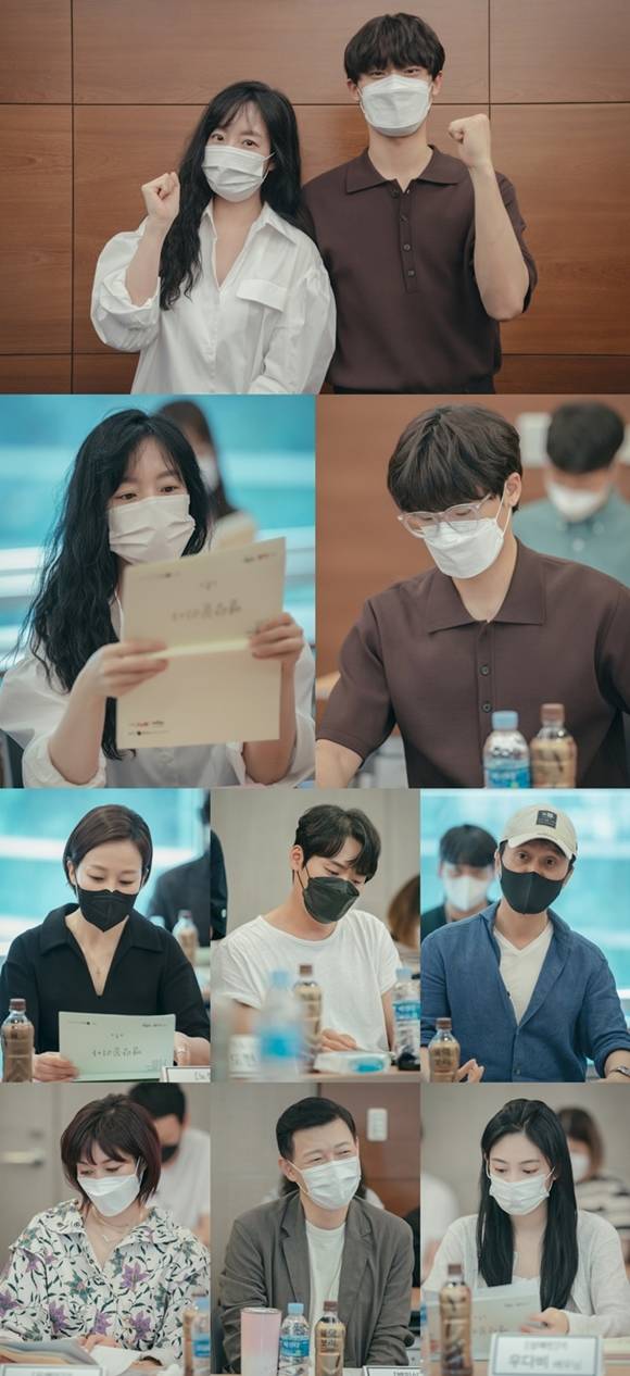 tvN 15주년 특별기획 멜랑꼴리아 대본 리딩 현장이 공개됐다. 임수정과 이도현은 사제 케미로 극을 이끌 예정이다. /tvN 제공