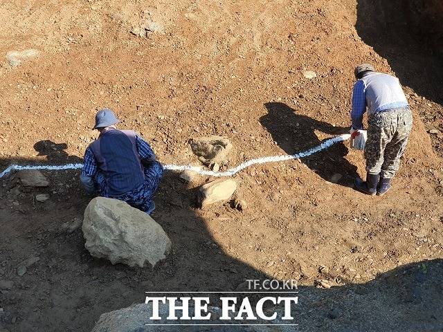 대전 동구 산내 골령골에서 유해발굴 마무리 작업이 진행되고 있다. / 대전 = 김성서 기자