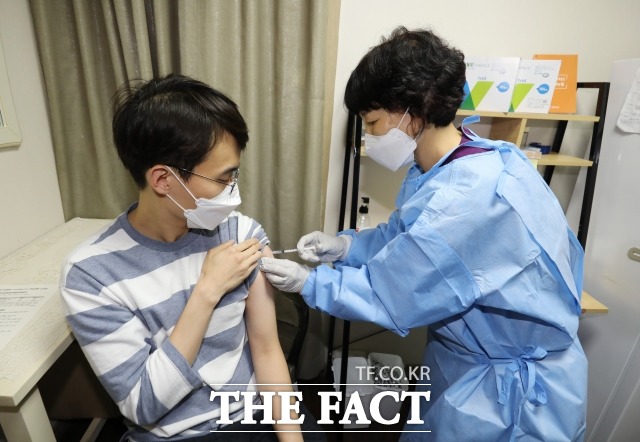 본격적인 청장년층(18∼49세) 백신 접종이 시작된 8월 26일 오전 서울 관악구 사랑의병원에서 한 시민이 화이자 백신을 접종하고 있다. /사진공동취재단