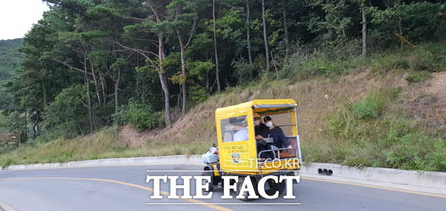 지난 26일 오후 관광객들이 불법 운영되는 사륜바이크를 타고 인천 중구 무의도 공영주차장 쪽으로 가고 있다. /인천=지우현 기자