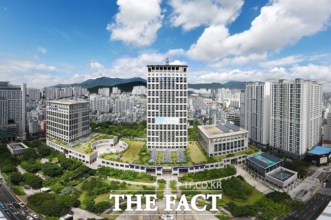 부산시가 국제금융센터지수(GFCI)평가에서 국제금융도시 126곳 중 33위를 차지했다. 사진은 부산시청 전경. /부산시 제공